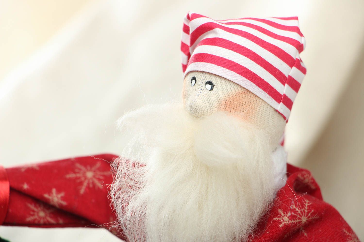 Мягкая игрушка в виде Санта Клауса с елкой фото 2