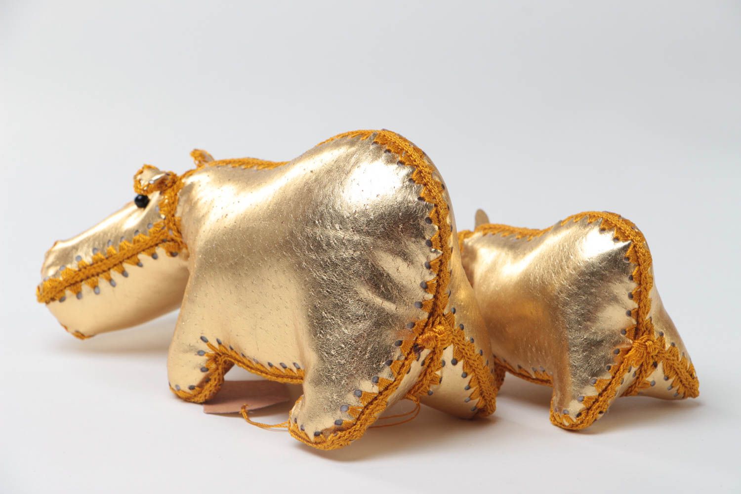 Золотистые мягкие игрушки ручной работы из кожи в виде бегемотиков декоративные фото 4