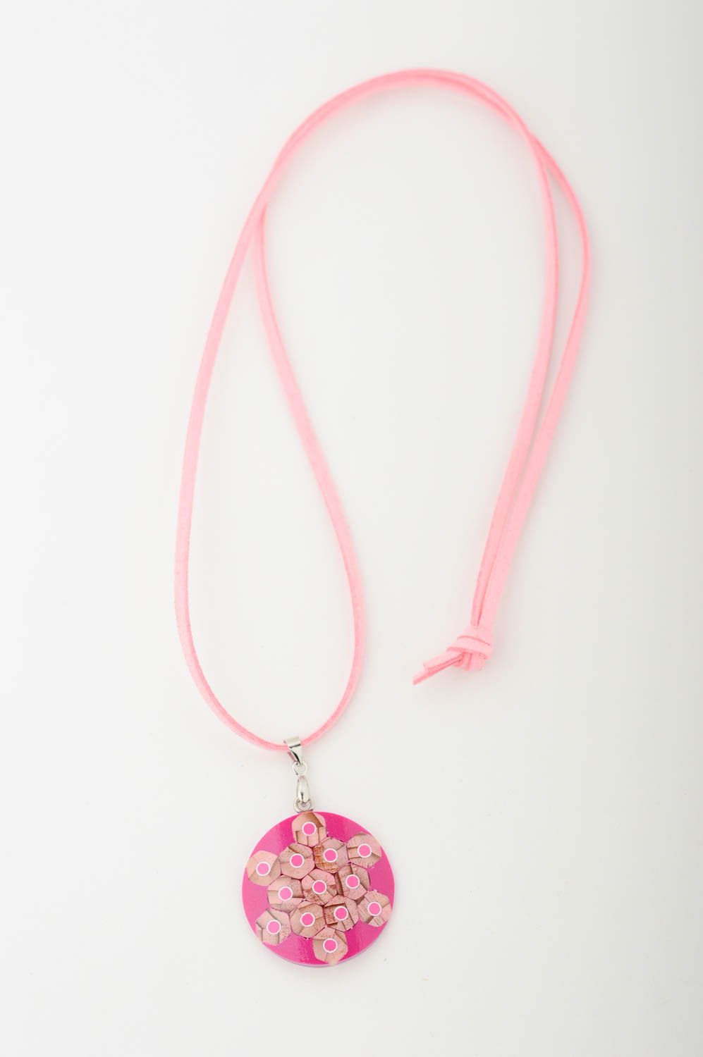 Украшение из карандашей хэнд мэйд кулон на шею розовая подвеска бижутерия фото 3