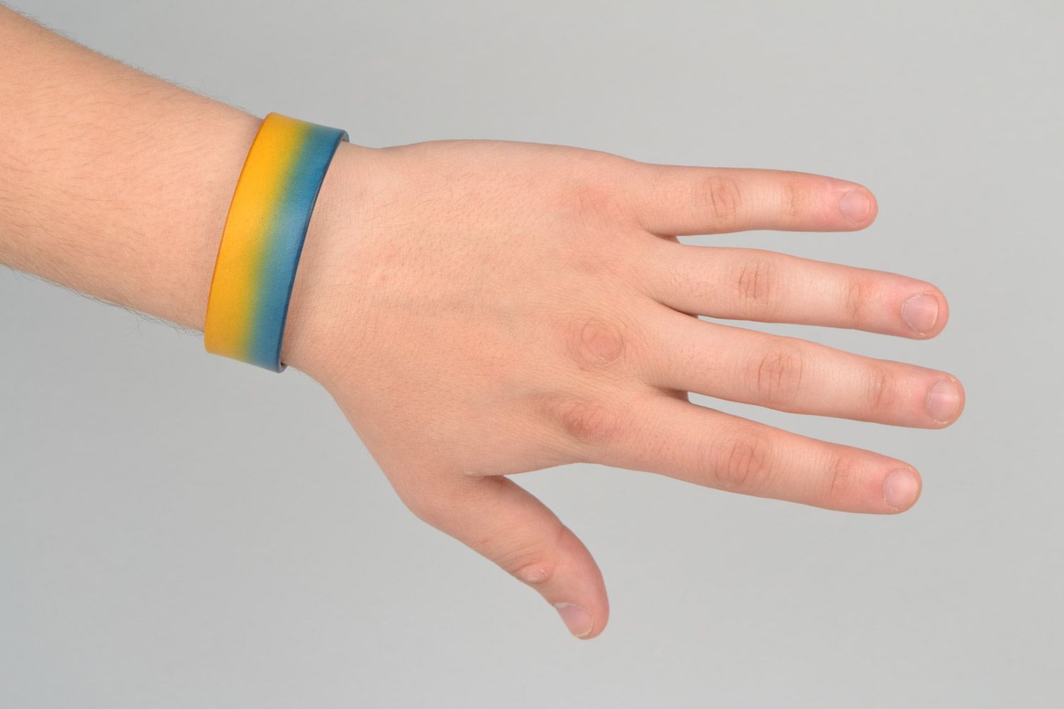 Large bracelet en cuir naturel jaune et bleu avec bouton-pression fait main photo 2