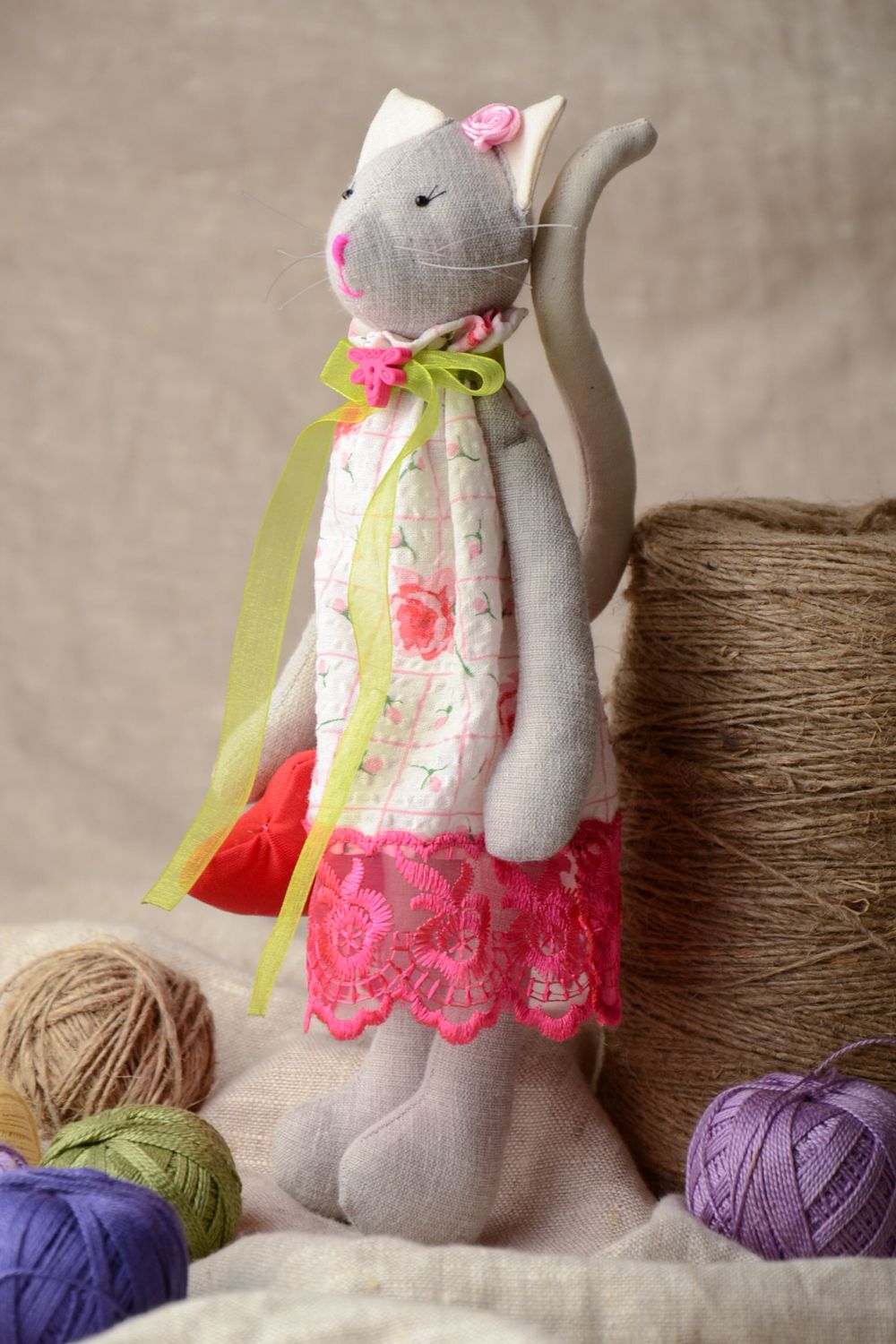 Handgemachte Puppe aus Stoff Katze im Kleid foto 1