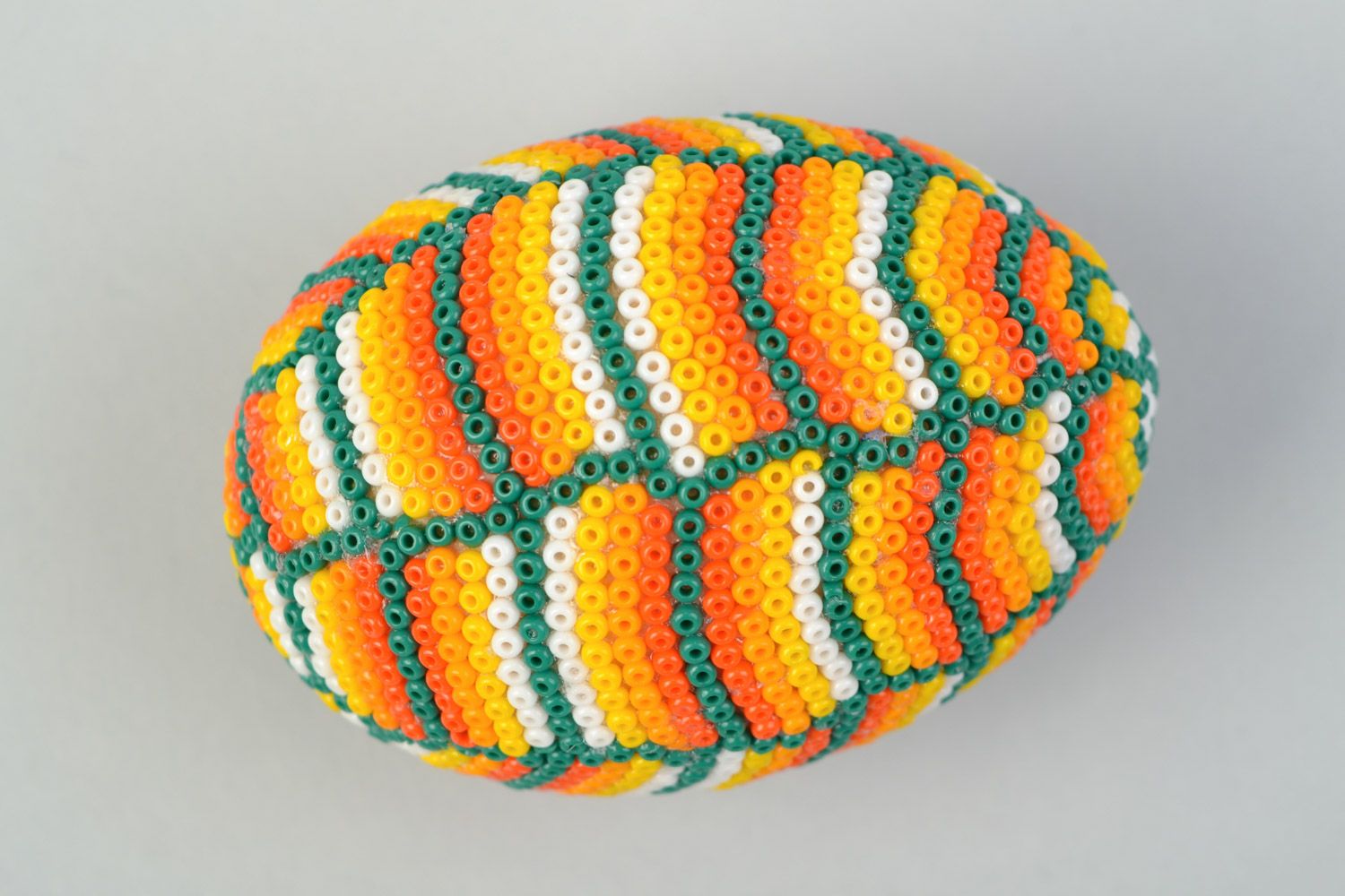 Dekoratives Ei handmade mit Glasperlen umflochten in Huichol Stil bunt und grell foto 5