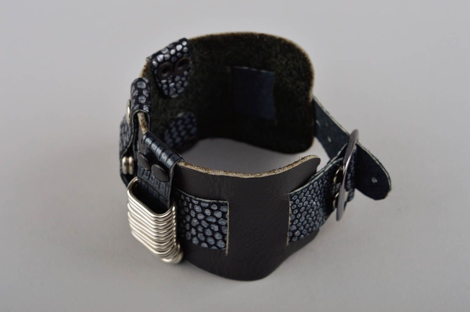 Bracelet large Bijou fait main noir en cuir design original Cadeau femme photo 3
