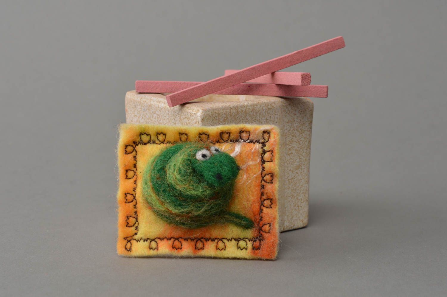 Магнит на холодильник из шерсти ручной работы авторский Змея зеленая смешная фото 1
