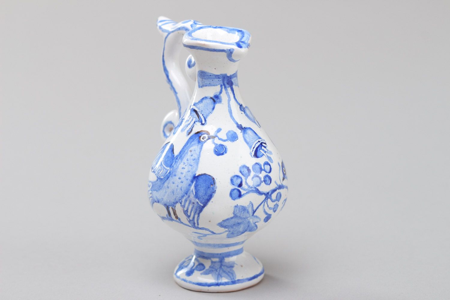 Handgemachter origineller dekorativer Krug aus Ton mit Farben bemalt in Weiß und Blau  foto 3