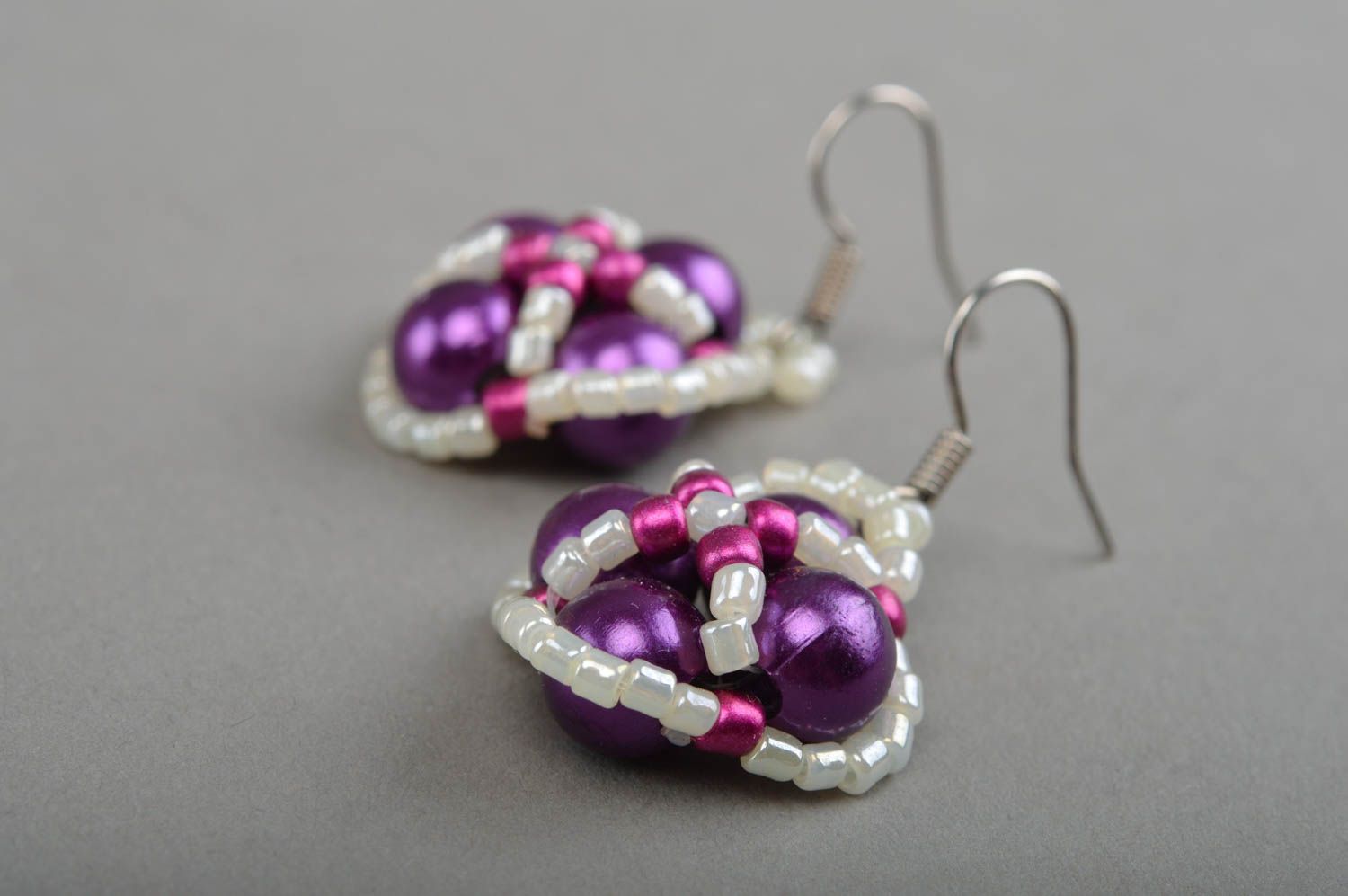Ungewöhnliche weiß violette festliche handmade Ohrringe aus Glasperlen für Damen foto 3