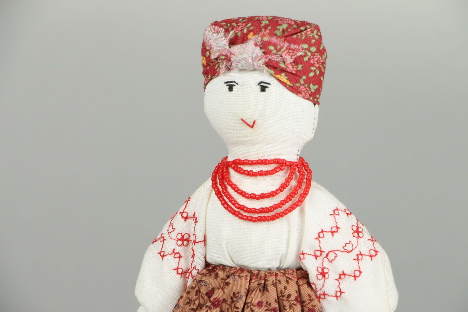 Puppe in traditioneller ukrainischer Kleidung foto 3