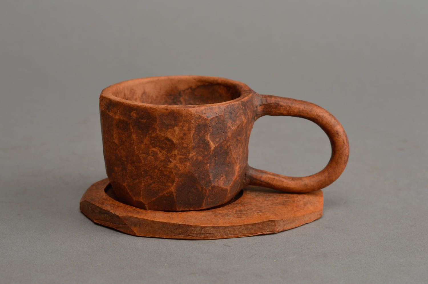 Оригинальная глиняная чашка с блюдцем ручной работы в технике лепки авторская  фото 2