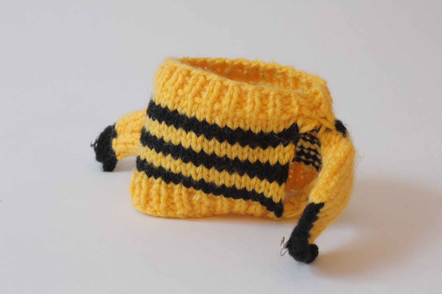 Suéter quentinho para uma chávena feito à mão de fios de lã e acrílico foto 2