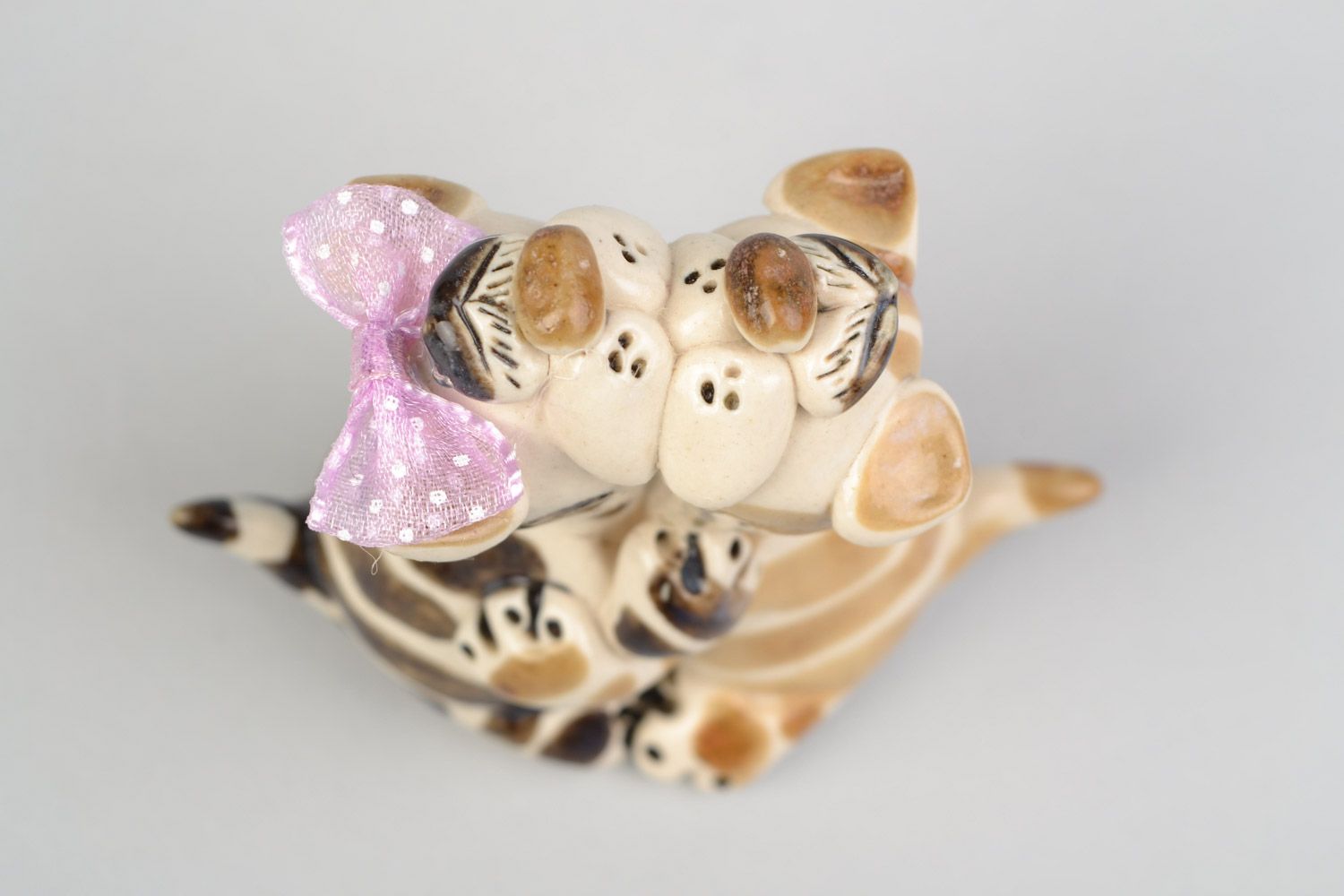 Figura cerámica artesanal pintada gatos enamorados foto 3