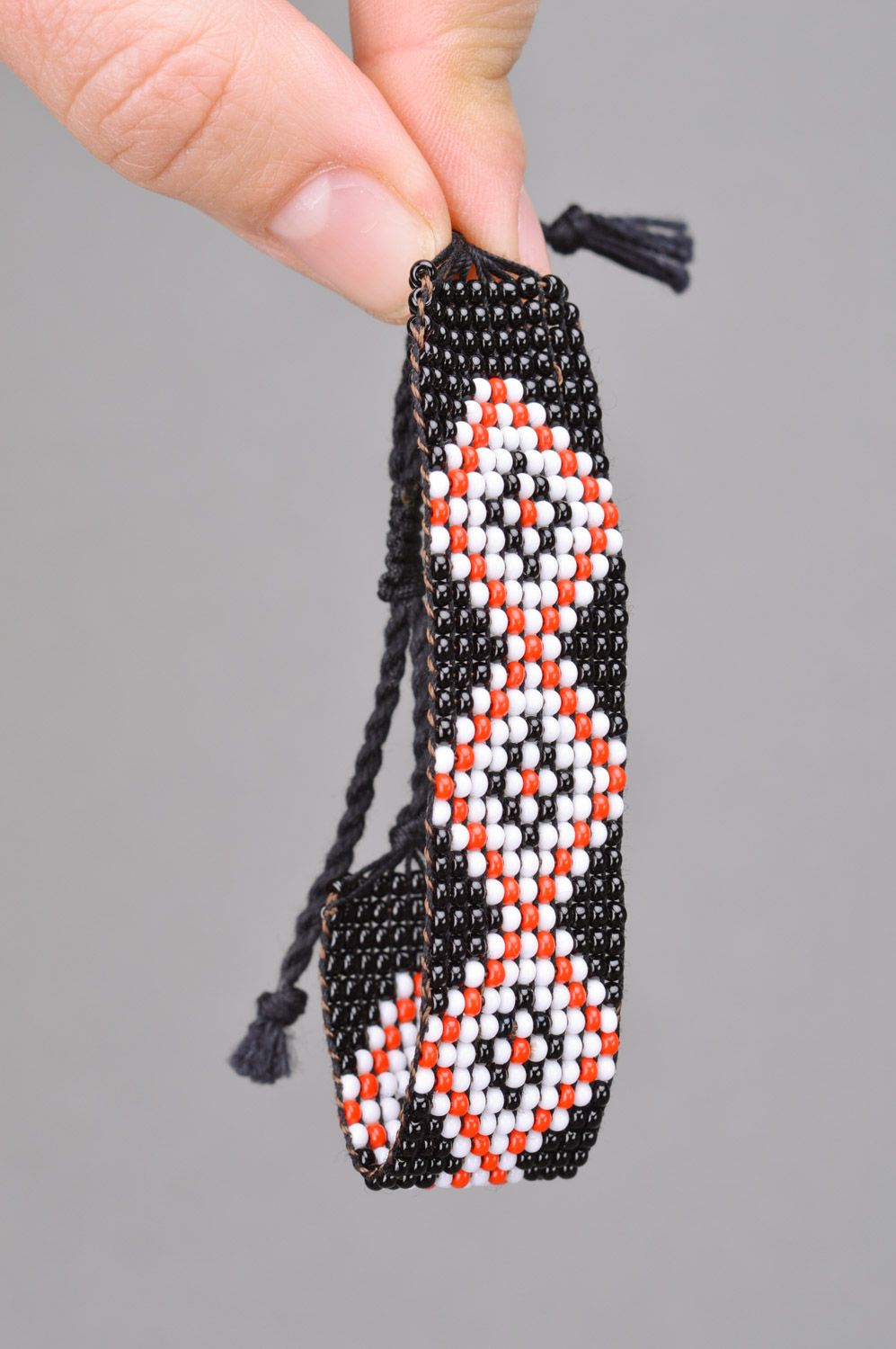 Браслет из бисера широкий ручной работы на завязках черный с ромбиками фото 3