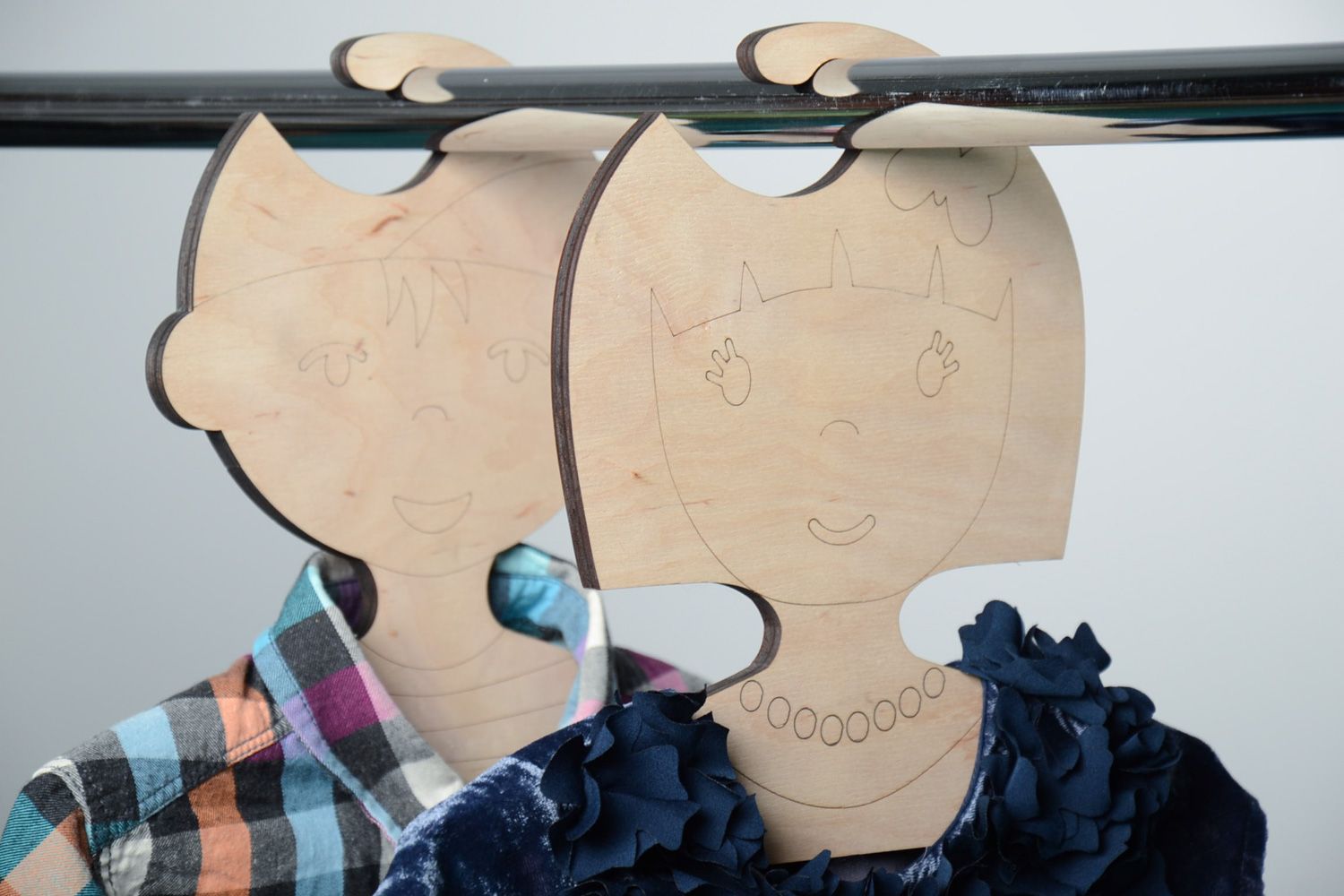 Cintre en bois à peindre fait main artisanal forme originale pour enfant photo 1
