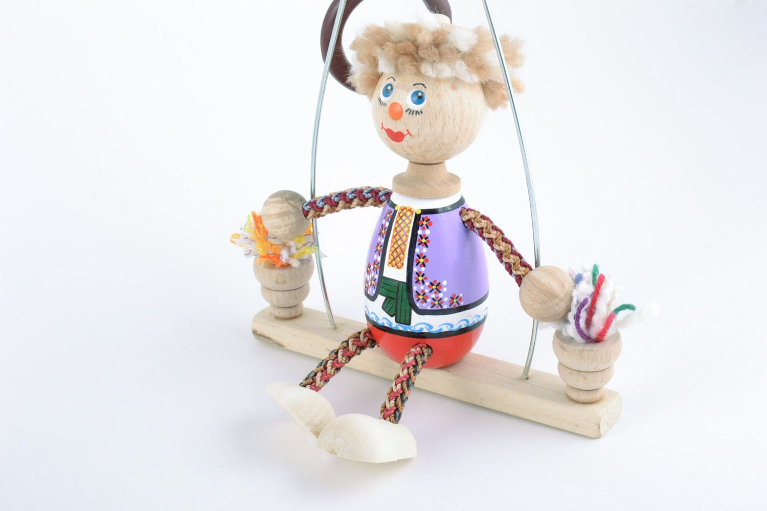 Handgemachtes Öko Spielzeug aus Holz mit Feder bemalt in Form vom Clown für Kind foto 4