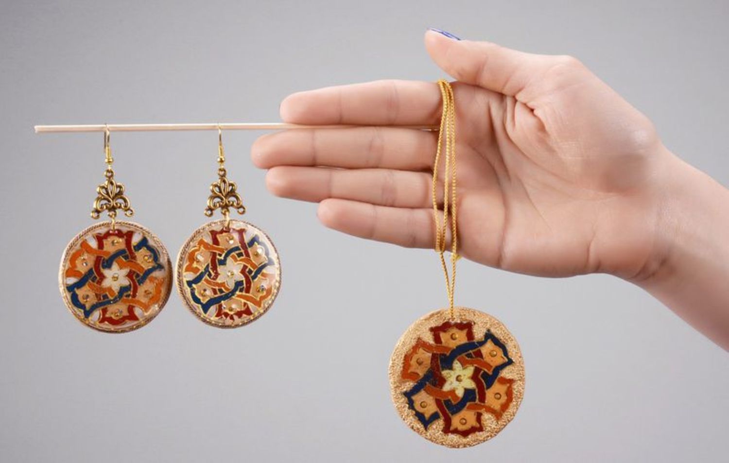 Set de bijoux faits main boucles d'oreilles et pendentif 'Kolovorot' photo 5