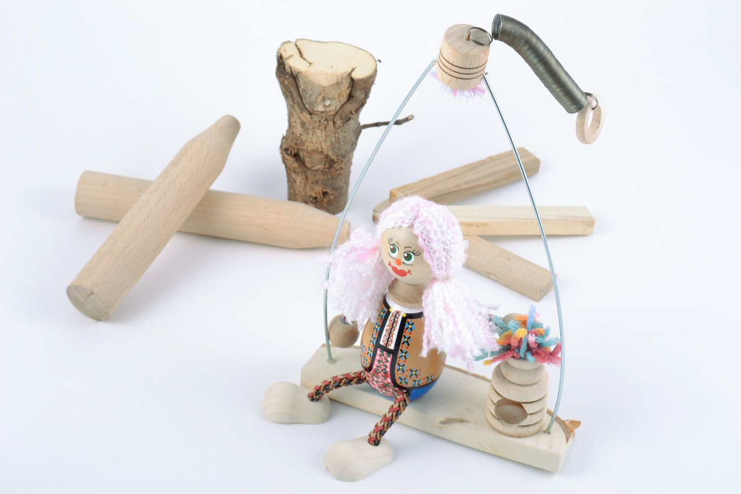 Деревянная игрушка с качелями и девочкой ручной работы с росписью детская фото 1