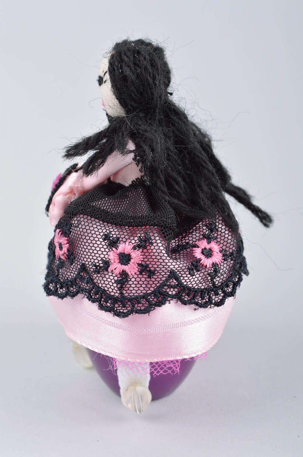 Кукла ручной работы авторская кукла для декора дома тряпичная кукла в черном фото 3