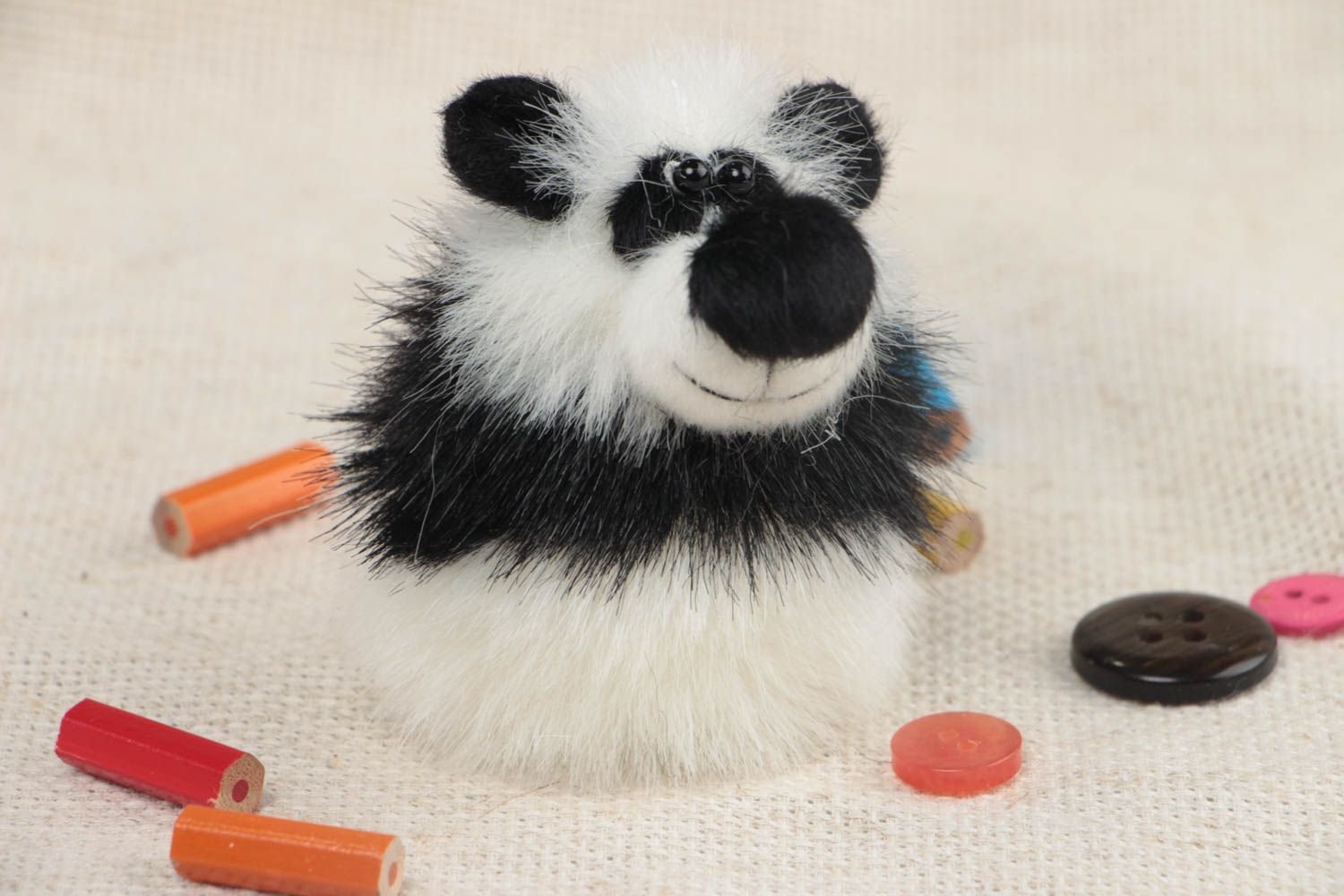Игрушка на пальчик меховая в виде панды маленькая белая с черным ручная работа фото 1