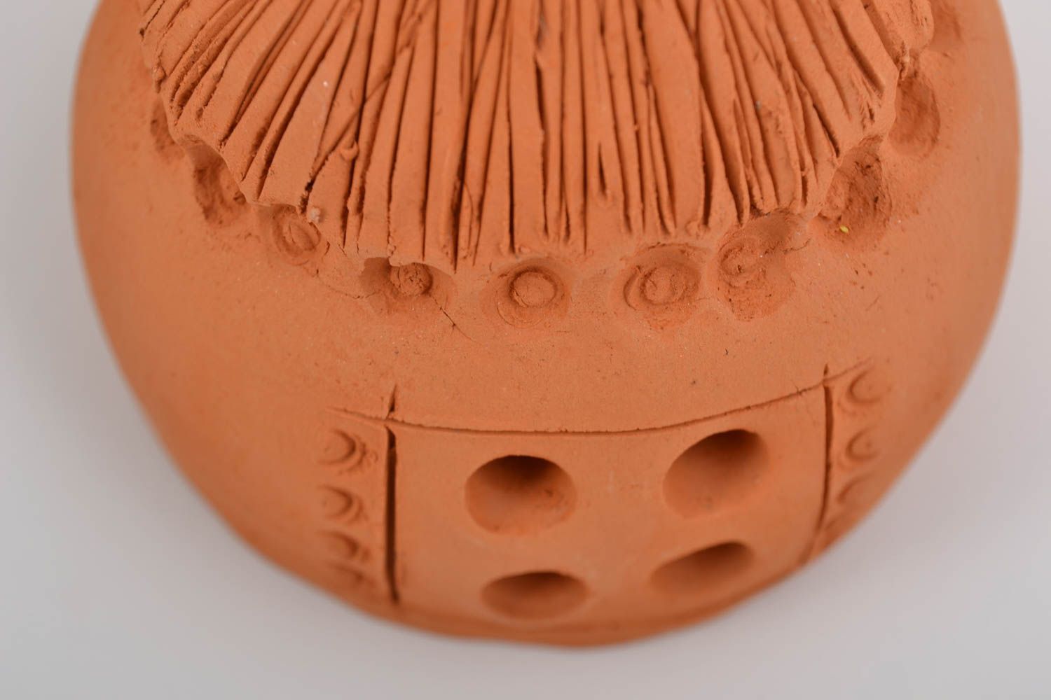 Campanillas cerámicas artesanales con forma de casitas conjunto de tres piezas foto 4