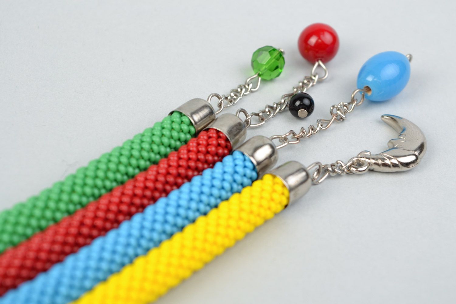 Quatre bracelets crochetés en perles de rocaille bleu jaune rouge vert fait main photo 4