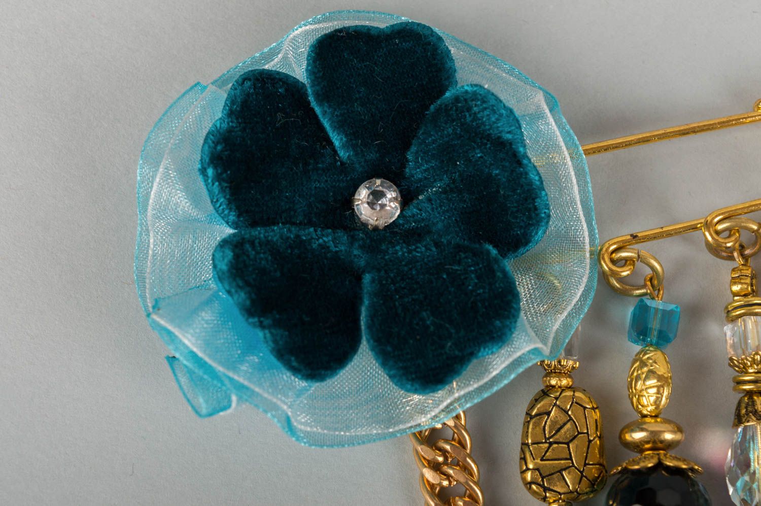 Broche avec breloques pierres naturelles fleur teintes bleues faite main photo 3