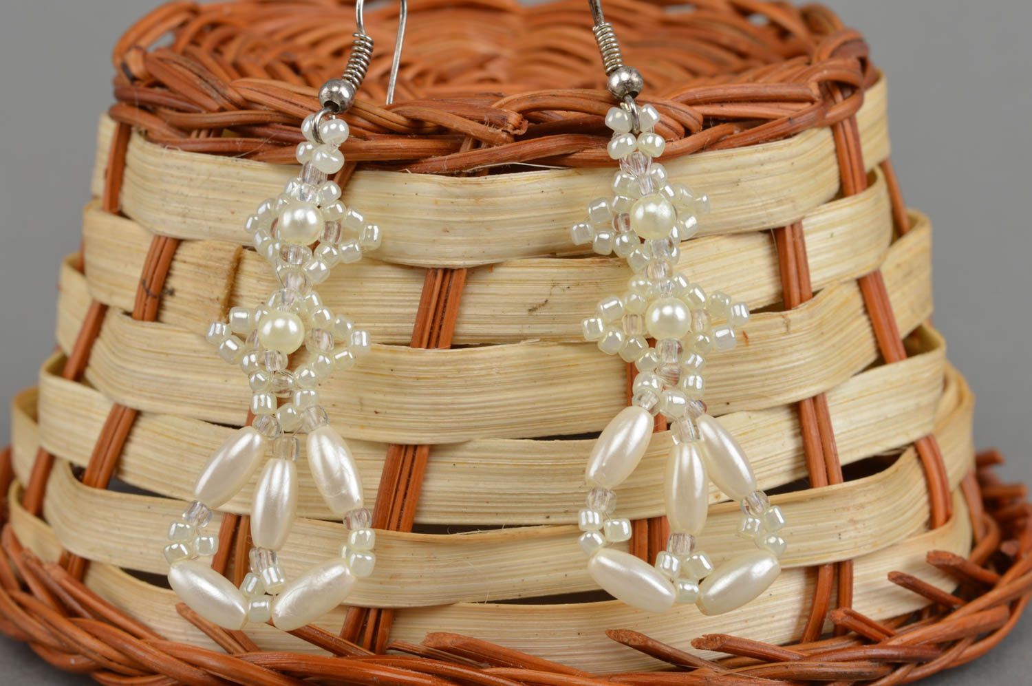 Boucles d'oreilles en perles fantaisie faites main pendantes blanches élégantes photo 1