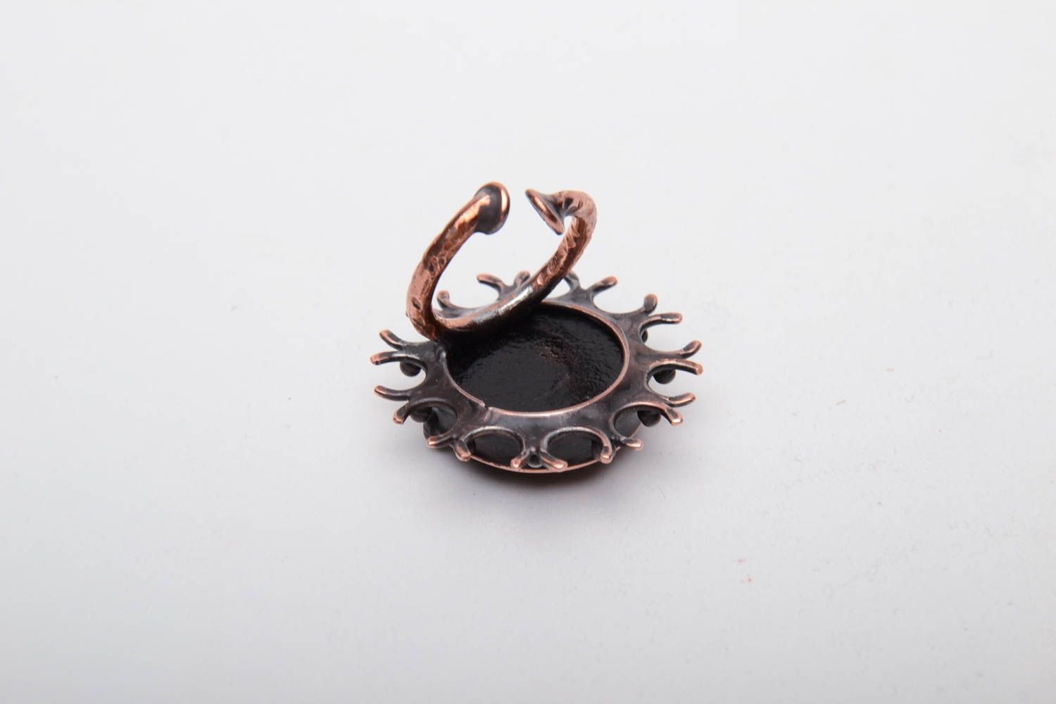 Медное кольцо со стекло в витражной технике черное фото 4