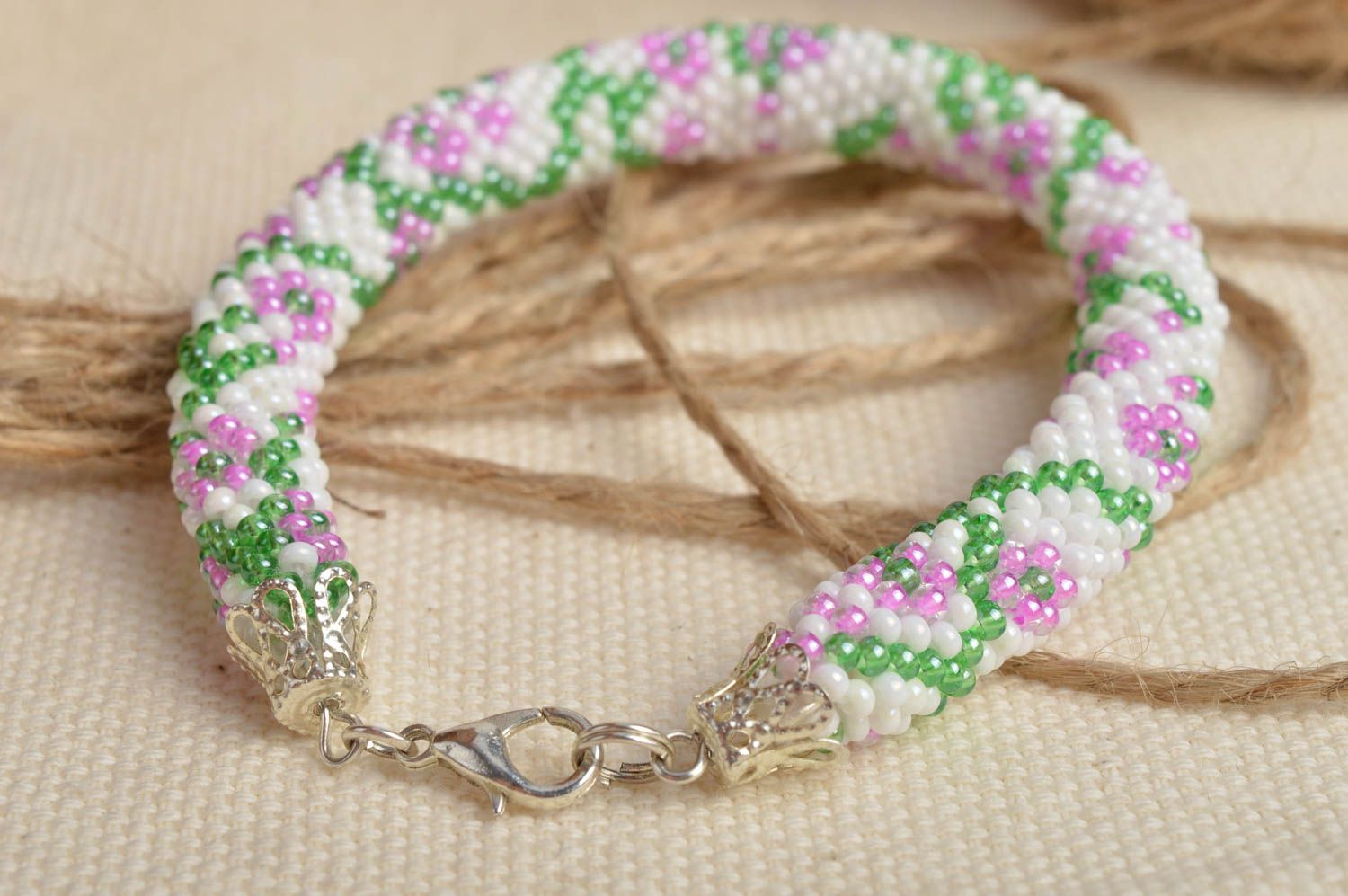 Bracelet perles de rocaille Bijou fait main blanc motif floral Cadeau fille photo 1