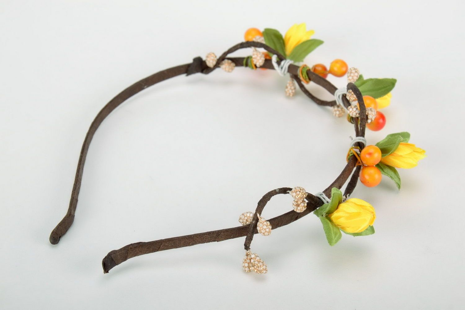 Headband made from flowers and berries photo 2