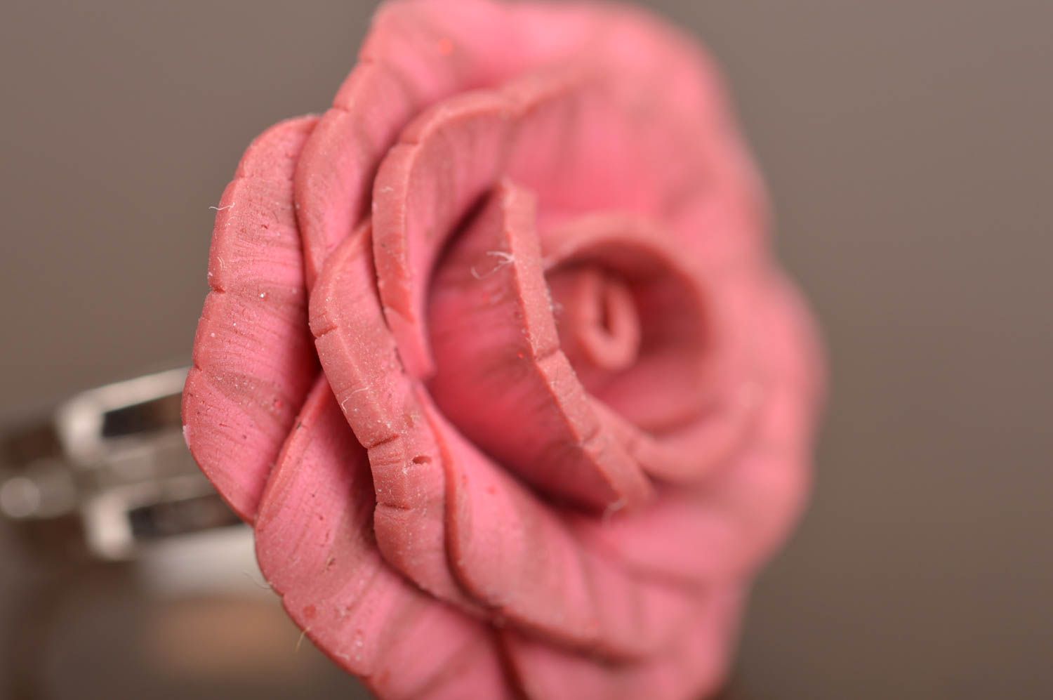 Красивое кольцо из полимерной глины ручной работы в виде розы нарядное фото 5