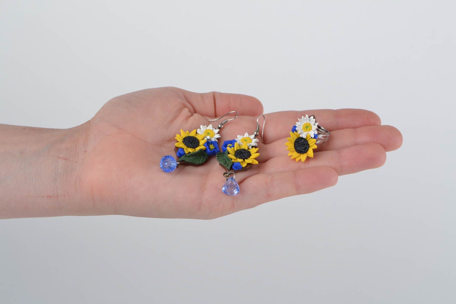 Conjunto de bisutería artesanal con flores de arcilla pendientes y anillo foto 2