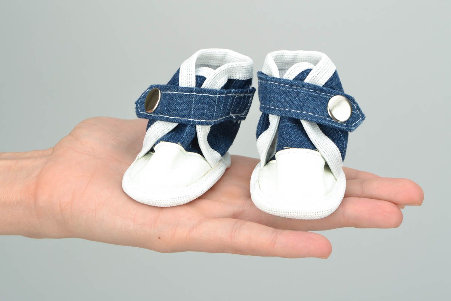 Chaussures sportives en jean pour poupée faites main photo 2