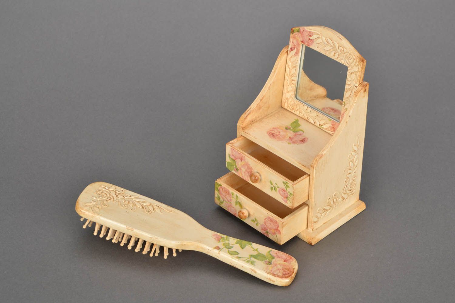 Mini chest for jewelry and comb photo 4