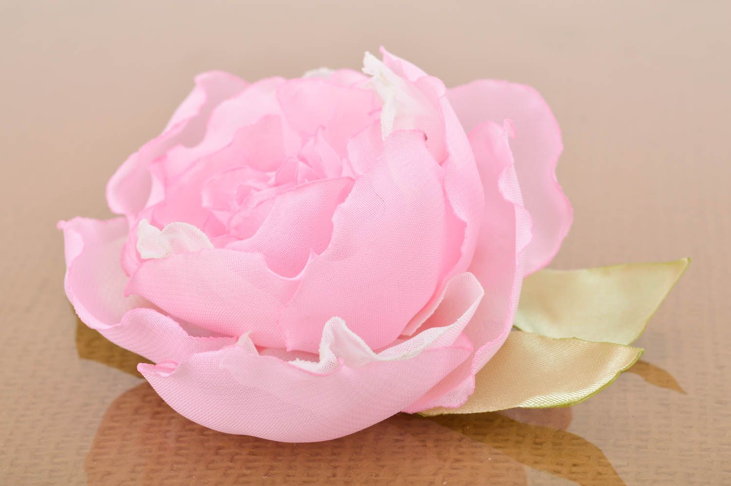 Брошь-заколка из ткани ручной работы в виде розового пиона красивая женская фото 2