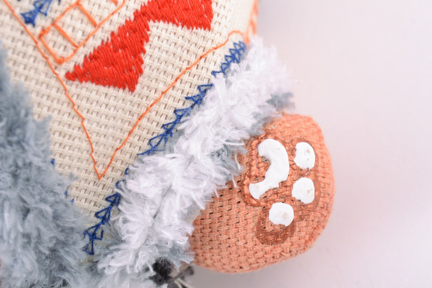 Juguete para interior artesanal gato en chaleco de tela relleno de alforfón foto 3