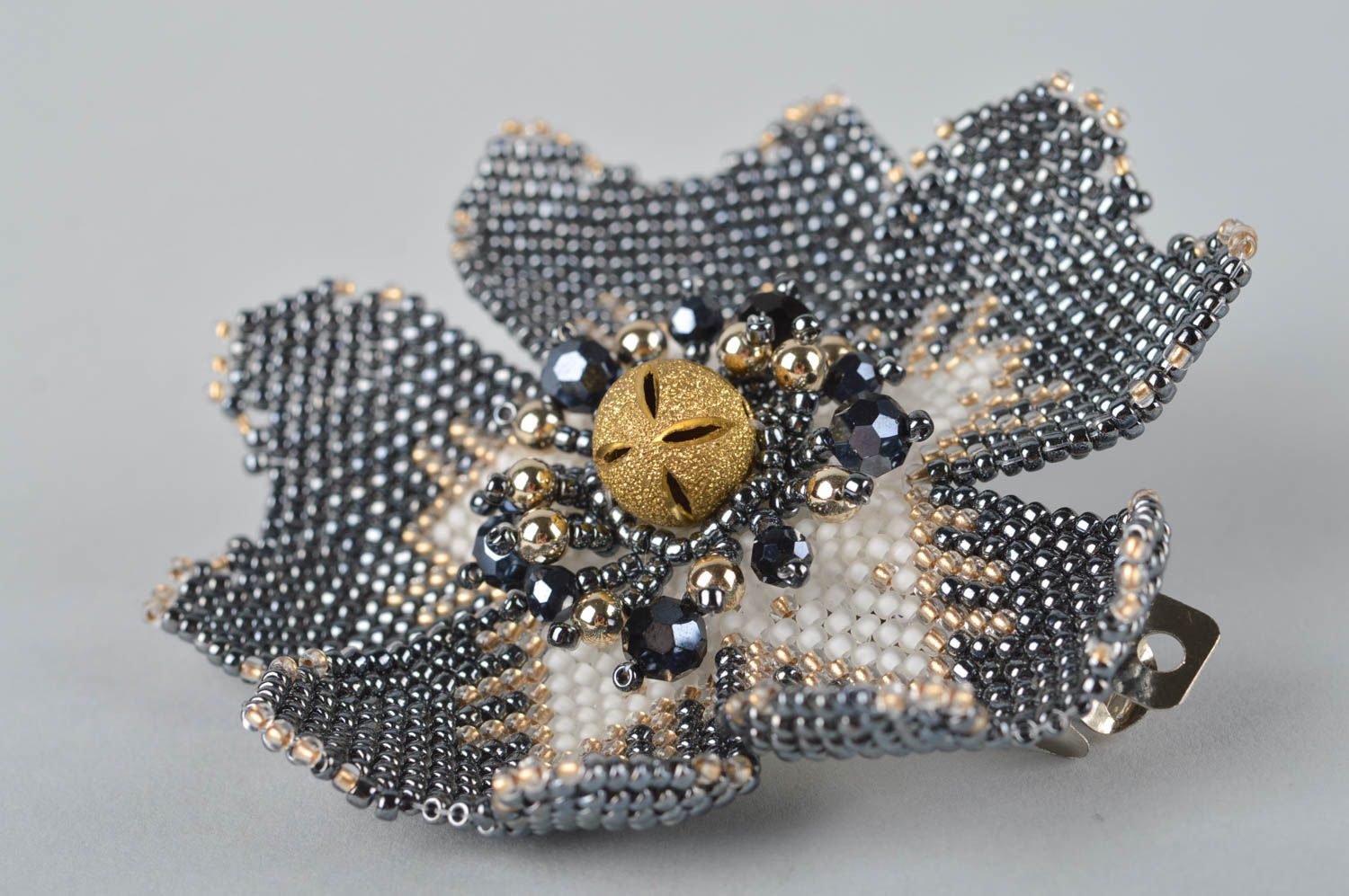 Barrette fleur grise faite main Accessoire cheveux perles rocaille Cadeau femme photo 2