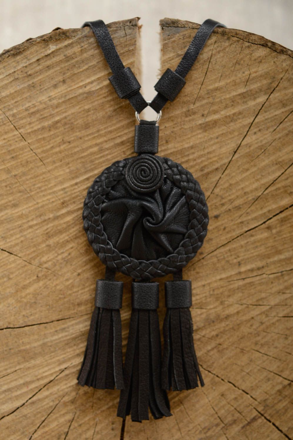 Beau pendentif fait main noir en cuir naturel accessoire dans le style ethnique photo 1