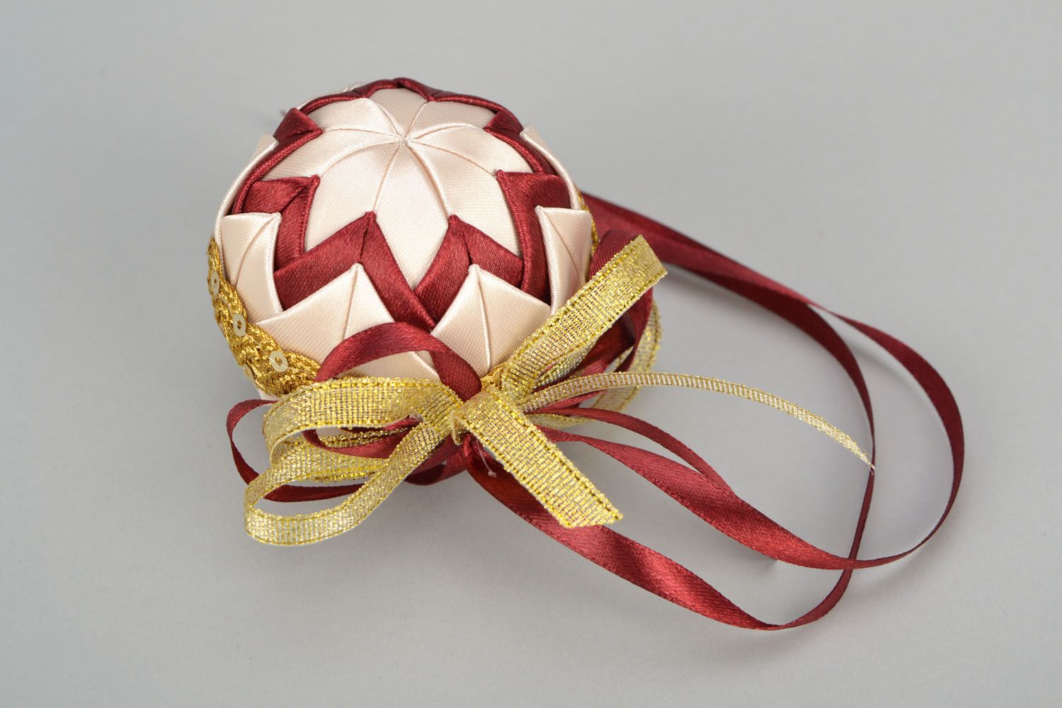 Décoration pour arbre de Noël faite main boule en rubans de satin et brocart photo 4
