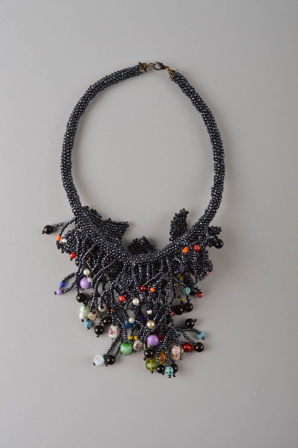 Колье из бисера украшение ручной работы ожерелье из бисера черное цветочное фото 5