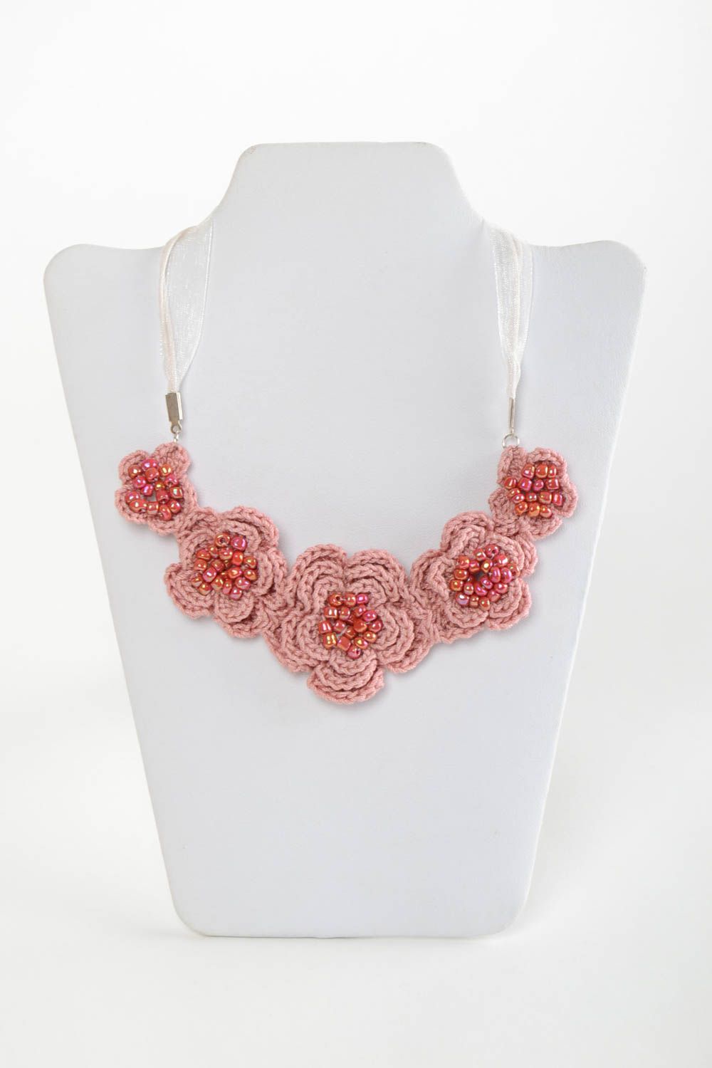 Textil Collier mit Blumen in Rosa gehäkelt mit Glasperlen handmade für Frauen foto 2