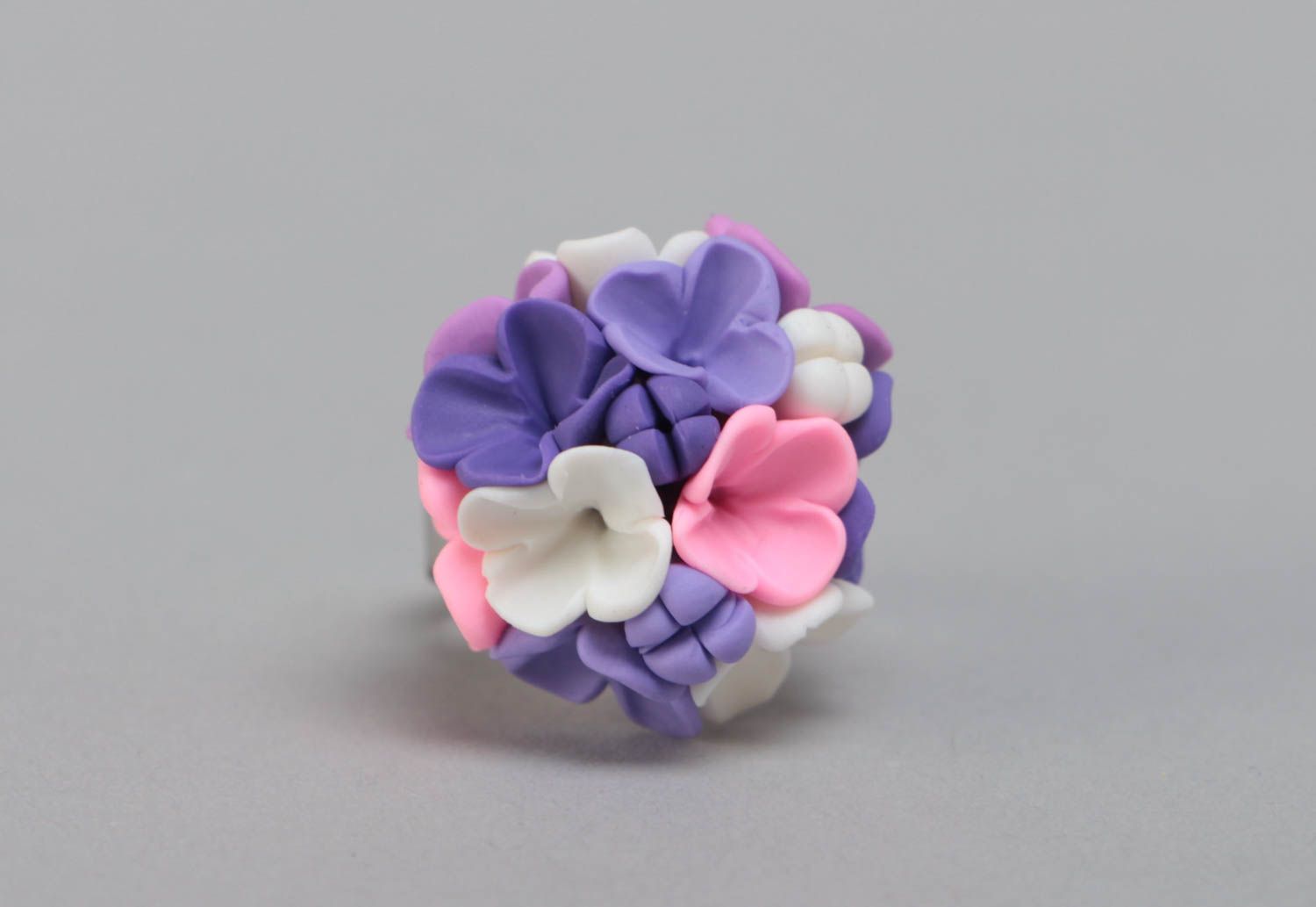 Bague avec fleurs mauves et blanches en pâte polymère faite main taille réglable photo 2