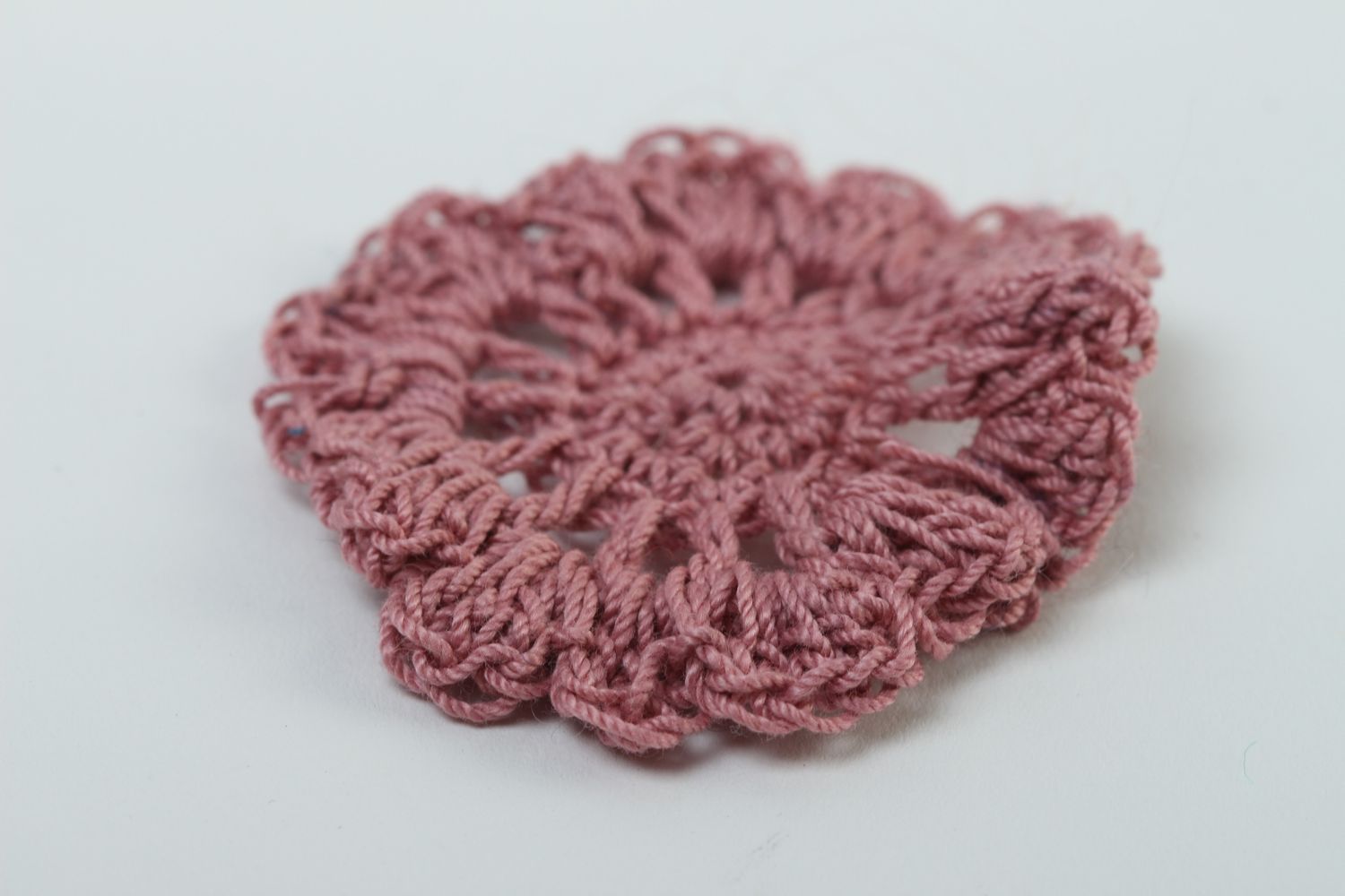 Flor tejida al crochet hecha a mano accesorio de bisutería regalo original foto 3