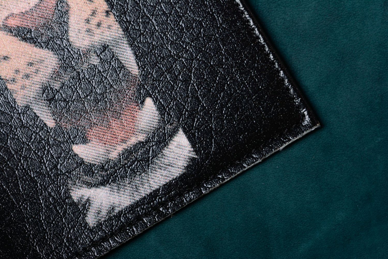 Protège-passeport en cuir naturel original noir avec imprimé fait à la main photo 4