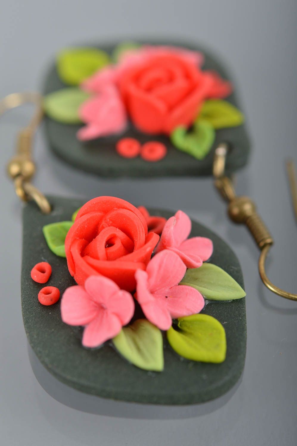 Серьги из полимерной глины ручной работы с подвесками в виде цветов красивые фото 4