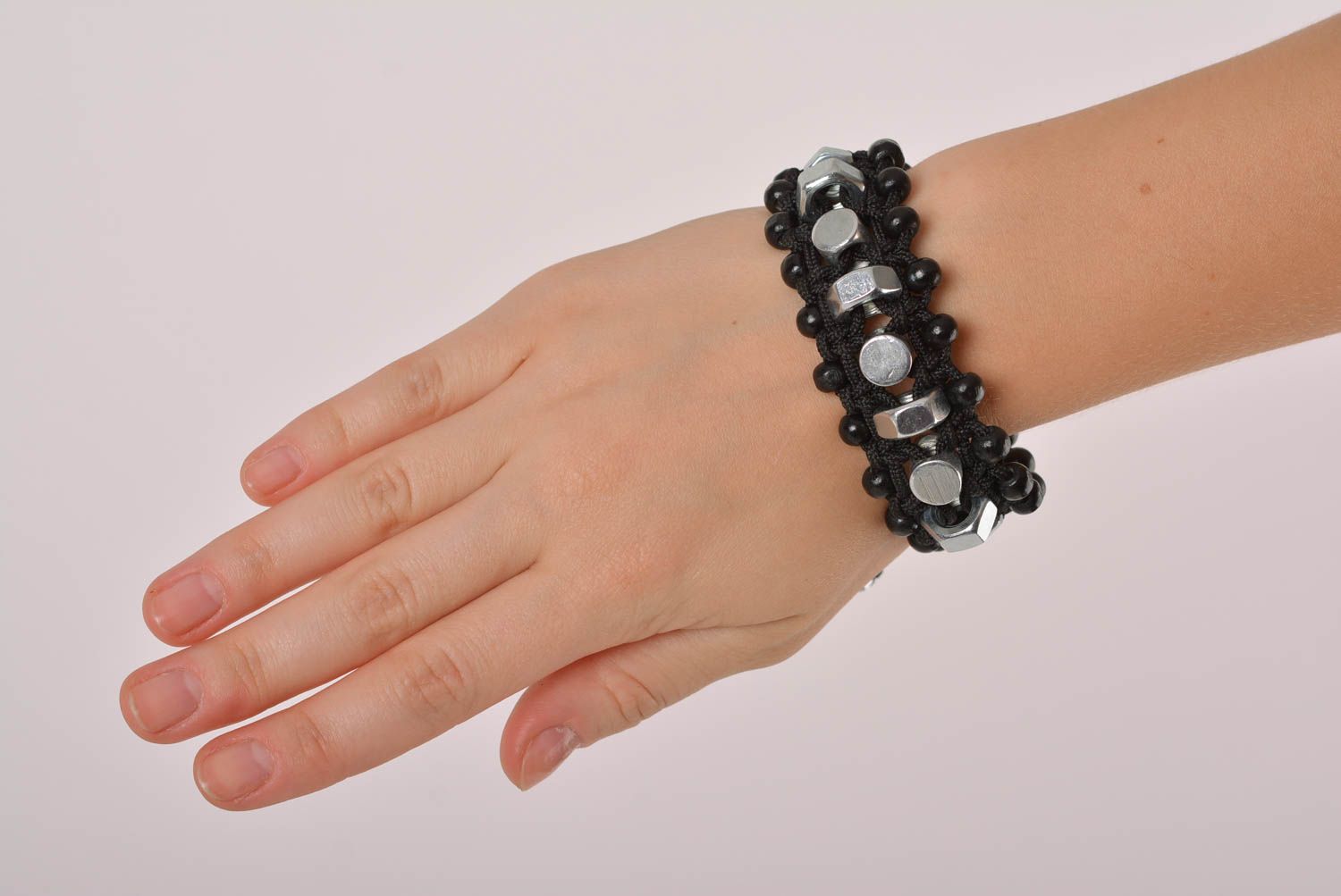 Bracelet original Bijou fait main large noir avec écrous Cadeau pour femme photo 5