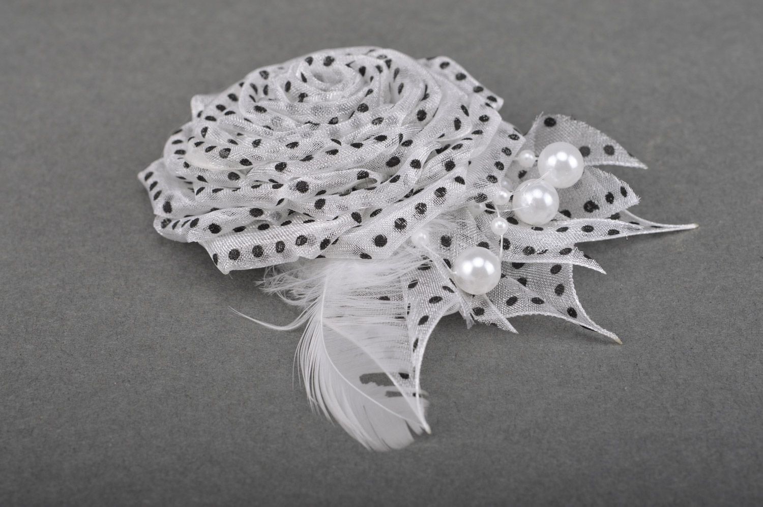 Broche en tissu faite main avec perles fantaisie et plumes blanche à pois photo 3