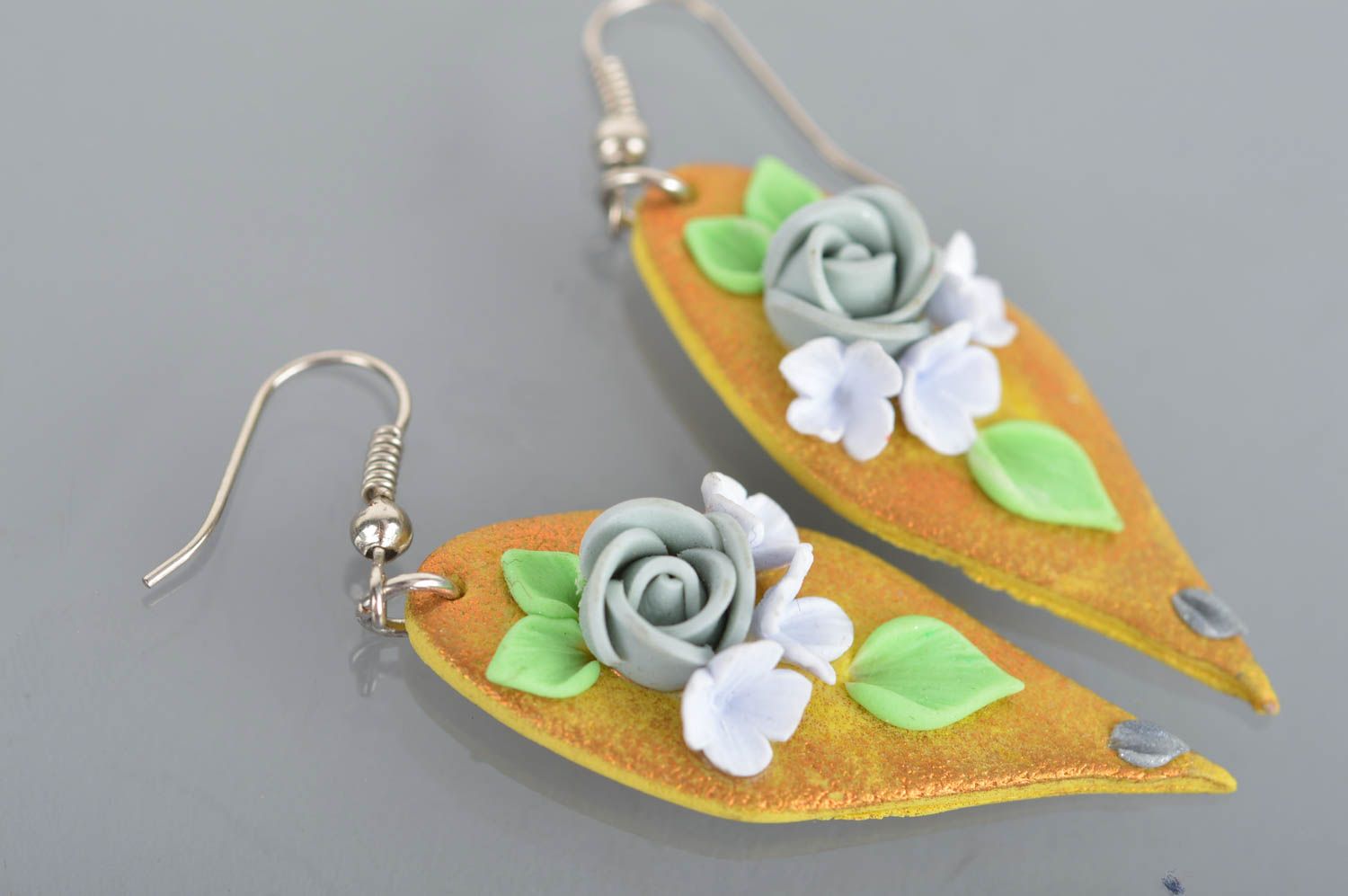 Polymer clay handmade earrings of golden color with roses designer jewelry photo 5