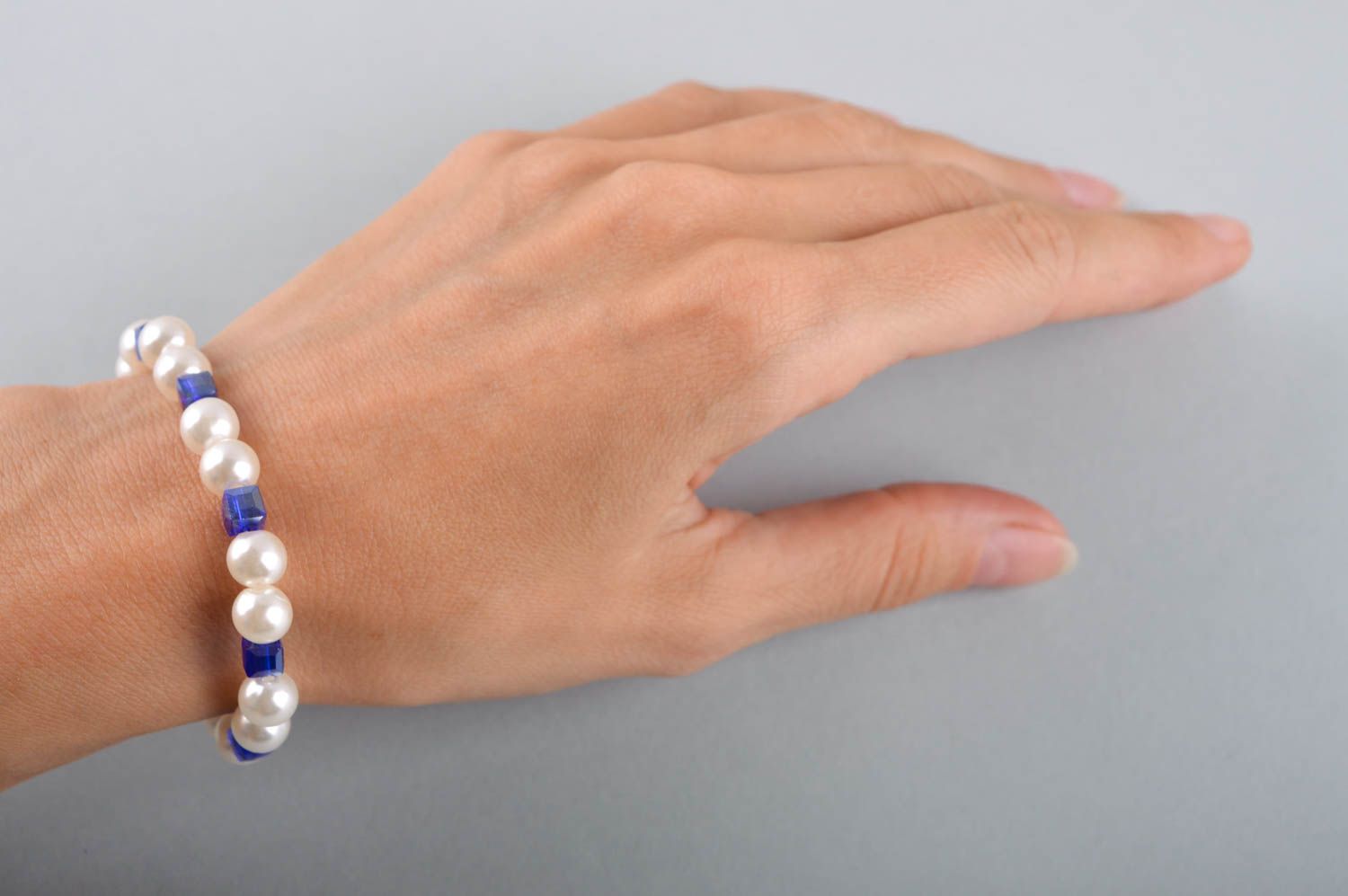 White and blue beads chain bracelet for young girls photo 5