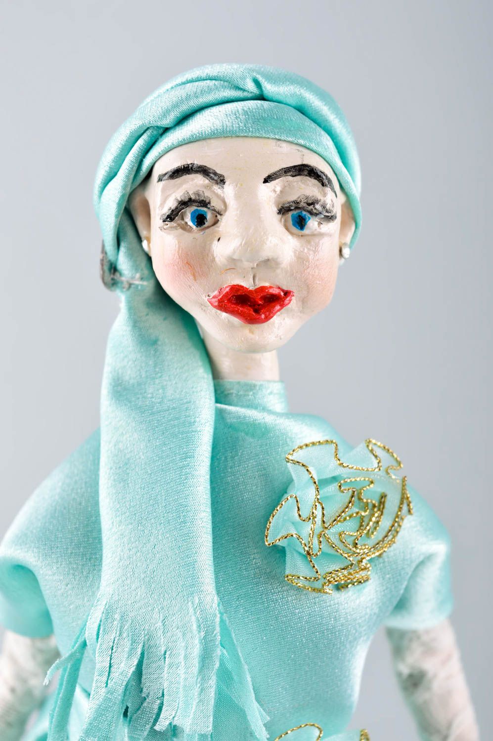 Muñeca hecha a mano con vestido celeste souvenir original juguete de colección foto 3