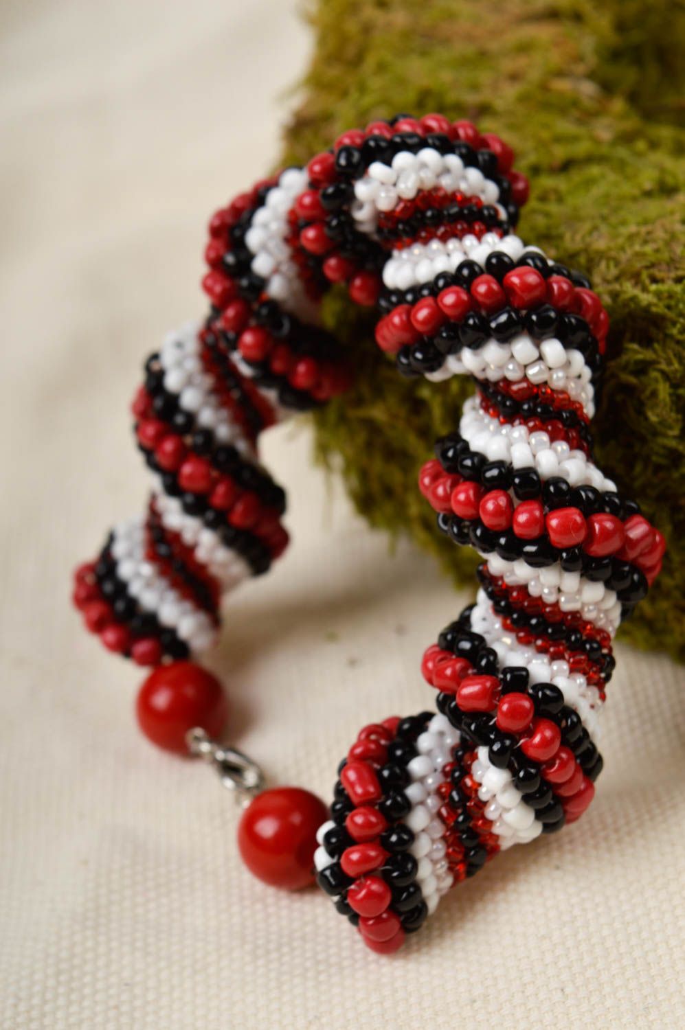 White, black, and red beads wrist adjustable bracelet on the chain photo 1