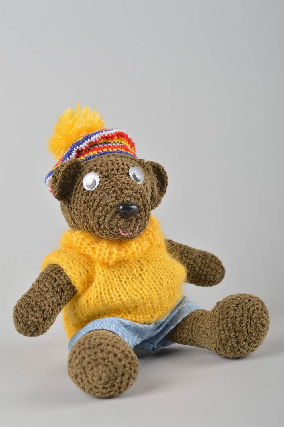 Jouet tricoté Peluche faite main ourson brun en jaune Cadeau enfant et décor photo 3